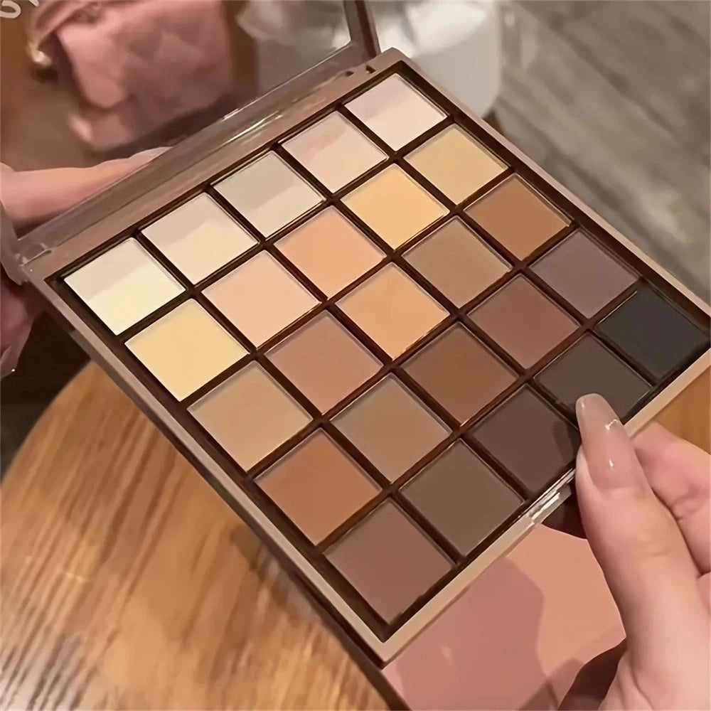 Paleta de sombras de ojos de 25 colores: tonos neutros de gris y marrón tierra, tonos estilo café y chocolate, que crea…