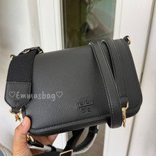 Bandolera Tory Burch Thea con solapa 170477 negra $475 cuero granulado