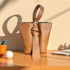 Bolso de mano para mujer de cuero italiano de diseñador - marrón Aida