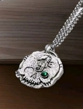 Calavera pirata de ojos verdes con collar de caballito de mar gótico motociclista punk joyería