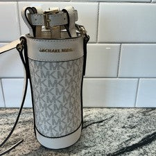 NUEVO BOLSO BANDOLERA MICHAEL KORS Portabotellas de Agua Recubierto MK Signature Lt. Crema