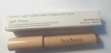 Iluminador debajo de los ojos Rare Beauty Positive Light en medio claro 4 ml 0,13 oz nuevo en caja