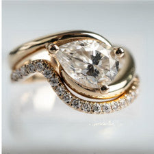 Anillo de compromiso de diamantes de laboratorio de oro cultivado en laborato...