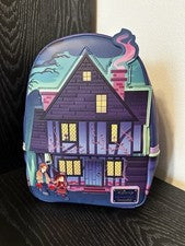 Mini mochila Loungefly Hocus Pocus Sanderson Sisters’ House brilla en la oscuridad