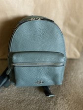 Mini mochila Coach Charlie de cuero granulado F38263 con etiqueta colgante