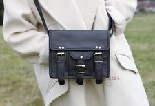 Bandolera negra hecha a mano de cuero genuino estilo vintage para mujer