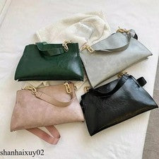 Bolso bandolera de cuero suave de gran capacidad para mujer.