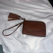 Cartera sin asas Frye Paige para mujer marrón firma cuero cremallera borlas