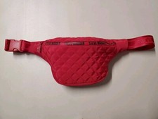 Riñonera Steve Madden nueva sin etiquetas roja acolchada ajustable ~ cintura o bandolera precio de venta sugerido por el