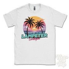 CAMISETA LAMPETER CEREDIGION - Retro Estilo Miami Divertida Parodia de Verano Reino Unido