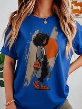 Elegante Camiseta Gráfica Mujer Caminando, Moda Niña Arte Camiseta, Boho Streetwear