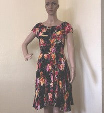 Vestido floral de verano con volantes con hombros descubiertos para mujer talla pequeña