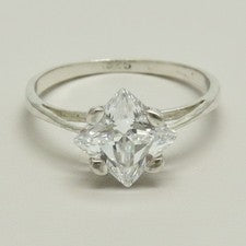 Anillo de compromiso de plata de ley 925 perforado con circonitas de 7x7 mm R000519