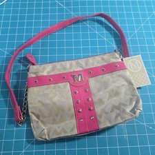 Bolso de mano bandolera beige y rosa intenso para mujer - Detalle de cadena con correa tachonada -