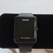 Reloj digital deportivo cuadrado SKMEI 38mm. Unisex, Silicona Negra, Alarma,Calendario.