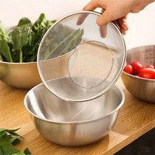 Práctica y organizada cocina con agitadores apilables y juego de colador