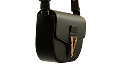 Bolso de hombro Versace para mujer de cuero granulado negro dorado con logotipo en V