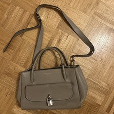 Bolso de hombro Marc Jacobs Lock It con cierre giratorio de cuero beige plateado.
