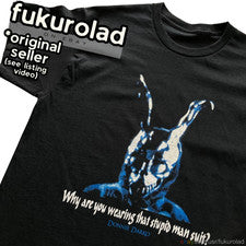 CAMISETA UNISEX DONNIE DARKO "POR QUÉ ESTÁS USANDO ESE TRAJE DE HOMBRE ESTÚPIDO" PELÍCULA