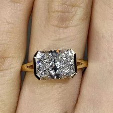 Anillo de compromiso de regalo de diamantes de corte esmeralda de 2 quilates con acabado de oro amarillo de 14 quilates
