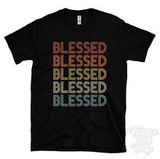 CAMISETA ESTILO RETRO BENDECIDA REPETIDA Hombre y Mujer Novedad Genial Nombre Regalo