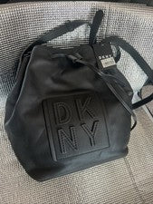 Bolso de hombro DKNY para mujer negro con cordones