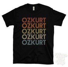 CAMISETA OZKURT ESTILO RETRO REPETIDO Hombre y Mujer Novedad Genial Nombre Regalo