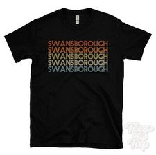 CAMISETA SWANSBOROUGH ESTILO RETRO REPETIDO Hombre y Mujer Novedad Genial Nombre Regalo
