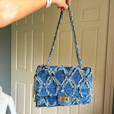 NUEVO CON ETIQUETAS Julie Ferraro Azul Denim Flecos Acolchado Cadena Bolso de Hombro Bolso de Mano con Bloqueo Giratorio