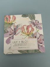 {I3} SERAPHINE BOTANICALS Lirio + Flor - Ramo de paleta de rubor con infusión de lirio