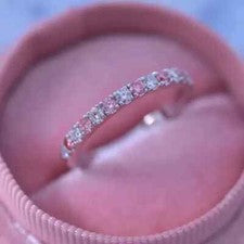 Alianza de boda de corte redondo de zafiro rosa creado en laboratorio de 2 quilates enchapada en oro blanco de 14 k