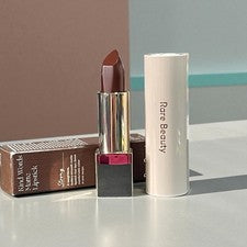 Lápiz labial mate Rare Beauty Kind Words - tono marrón profundo fuerte nuevo en caja