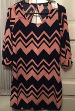 Vestido Rue 21 Coral/Negro Diseño Chevron Corte Trasero Para Mujer Talla XS *NUEVO CON ETIQUETAS*
