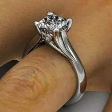 Anillo de compromiso de diamantes creado en laboratorio de corte princesa de 2 quilates enchapado en oro blanco de 14 qu