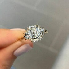 Anillo de compromiso de plata 925 de 3 piedras con corte esmeralda de diamantes creado en laboratorio de 3,00 quilates