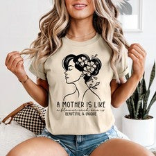 Camiseta A Mother Is Like A Flower Mujer Floral Día de la Madre Vida de la Madre