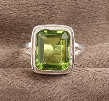 Hermoso anillo de regalo de mujer hecho a mano con piedras preciosas de peridoto de plata de ley 925
