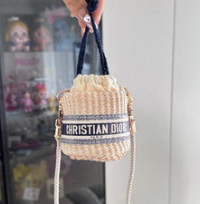 Mini bolsa de cosméticos Dior de paja con cierre de cordón