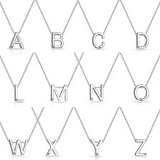 Collares iniciales creados con cristales Zircondia® por Philip Jones
