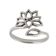 Anillo ajustable de plata de ley con flor de loto y pétalos