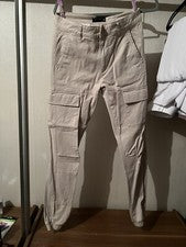 Pantalones cargo ajustados de diseñador para hombre. Pantalón cargo de moda en beige