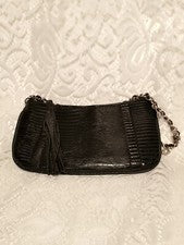 Bolso de mano imitación serpiente con dijes bolso negro y plateado tblaq1