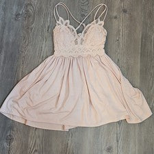 Mini vestido para mujer Zenana beige de encaje correas ajustables cuello en V sin mangas S