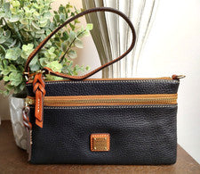 Bolso sin asas Dooney & Bourke negro grano guijarro cuero delgado cremallera superior muñeca