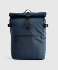 NUEVO CON ETIQUETAS MOCHILA ENROLLABLE QUINCE RESISTENTE A LA INTEMPERIE AZUL MARINO PRECIO DE VENTA SUGERIDO POR EL FAB