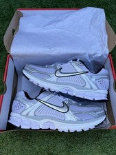 Talla UK 9.5 - W Nike Zoom Vomero 5 M (IB7253 500) "Apenas Uva"