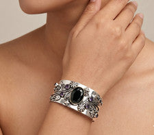 Brazalete abierto de plata de ley 925 con piedras preciosas de espinela negra joyería hecha a mano