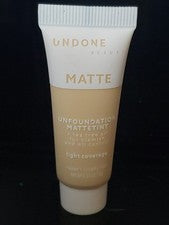 Base UNDONE BEAUTY Light Coverage Glow Tint en porcelana Light .31 oz
