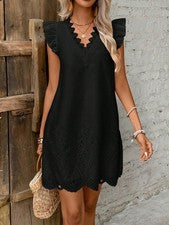 Vestido corto negro de mujer con volantes y escote en V