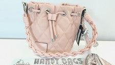 RIVER ISLAND Bolso Cubo Acolchado Rosa con Dije Nuevo con Etiquetas